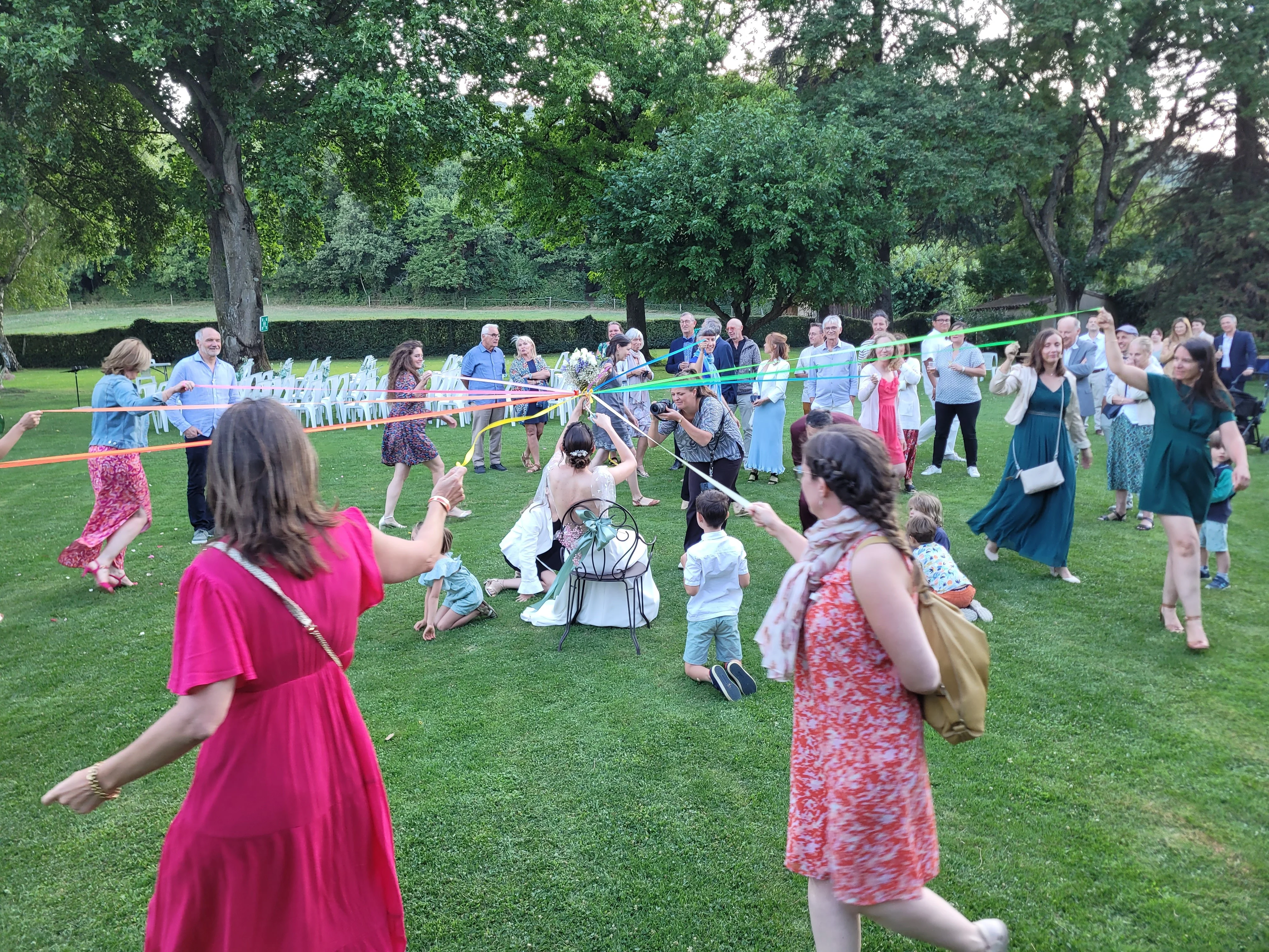 Jeu des rubans de la mariée pendant le vh