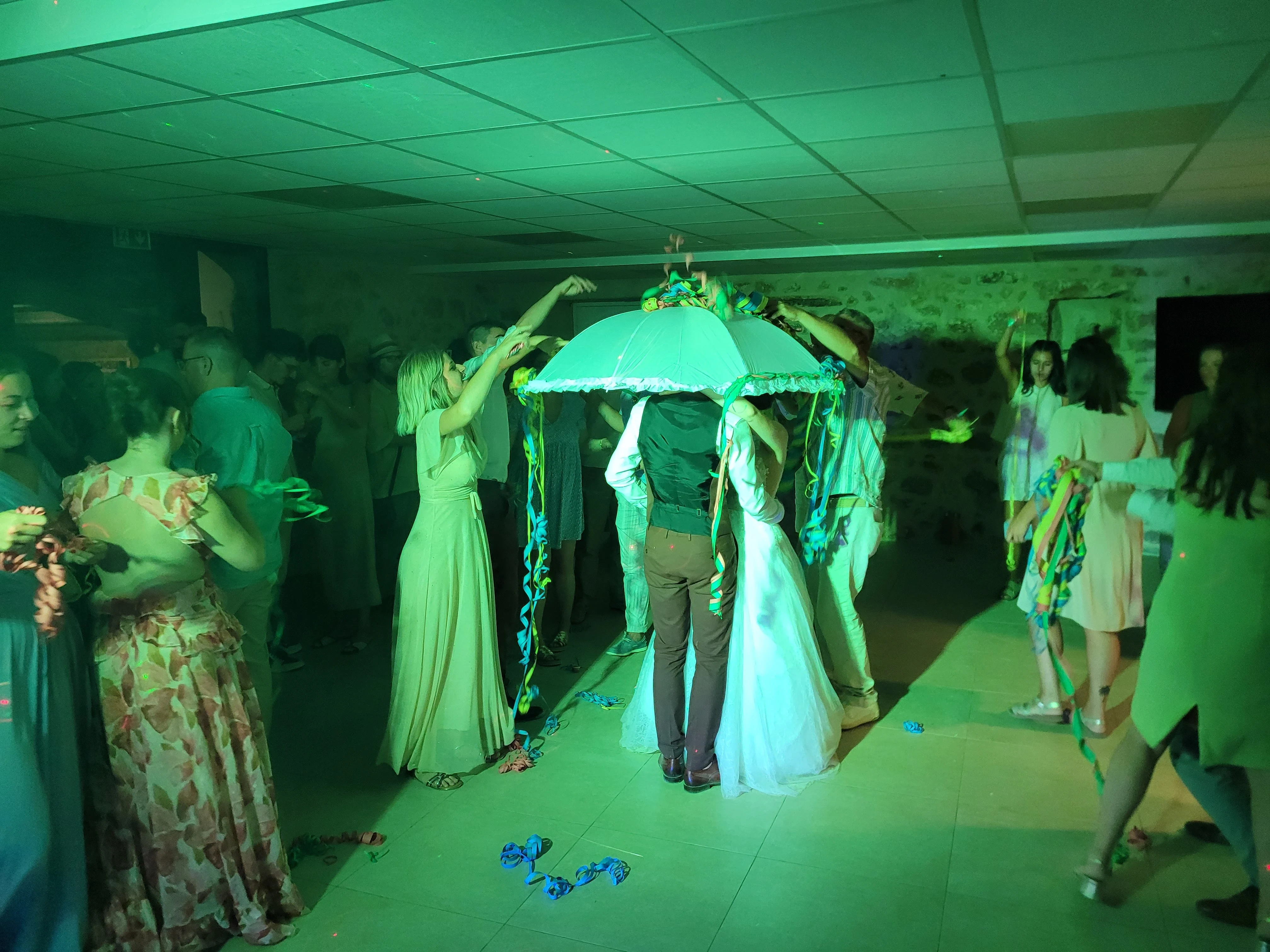 Ouverture de bal avec parapluie et serpentins